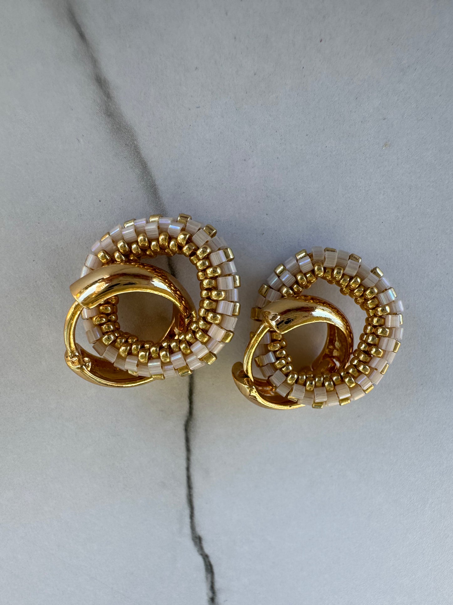 Ivory Glow Hoops – Aretes Artesanales Boho Luxury en Dorado y Marfil