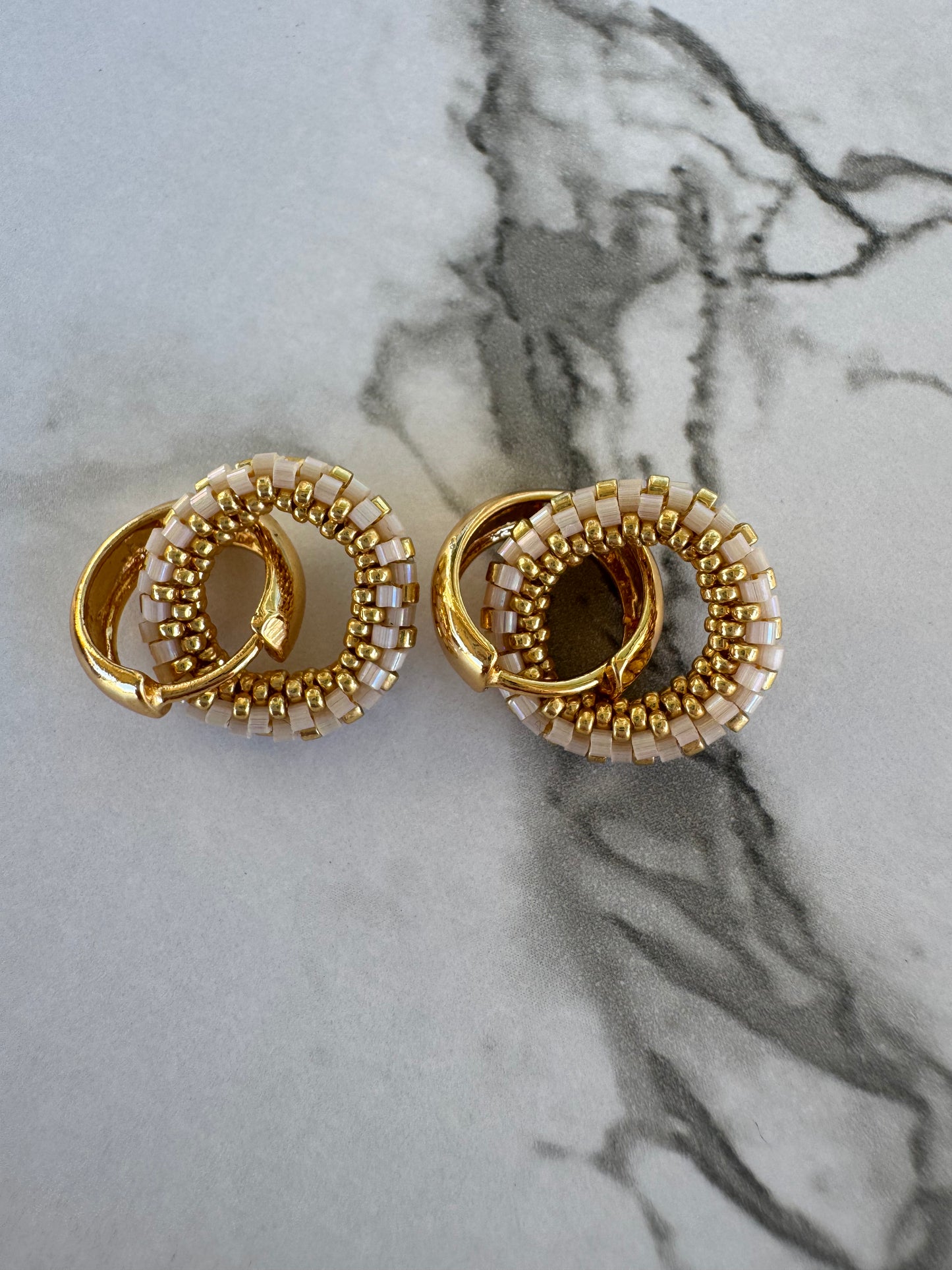 Ivory Glow Hoops – Aretes Artesanales Boho Luxury en Dorado y Marfil