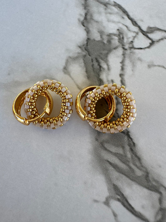 Ivory Glow Hoops – Aretes Artesanales Boho Luxury en Dorado y Marfil