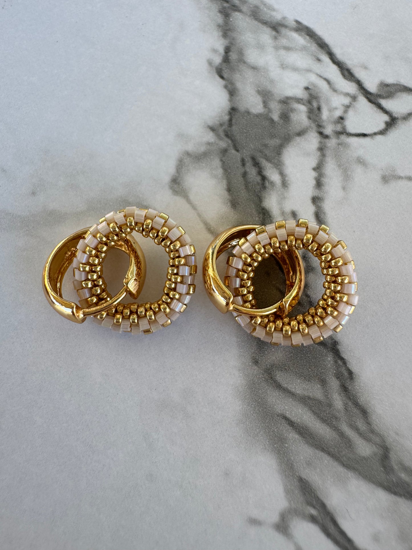 Ivory Glow Hoops – Aretes Artesanales Boho Luxury en Dorado y Marfil