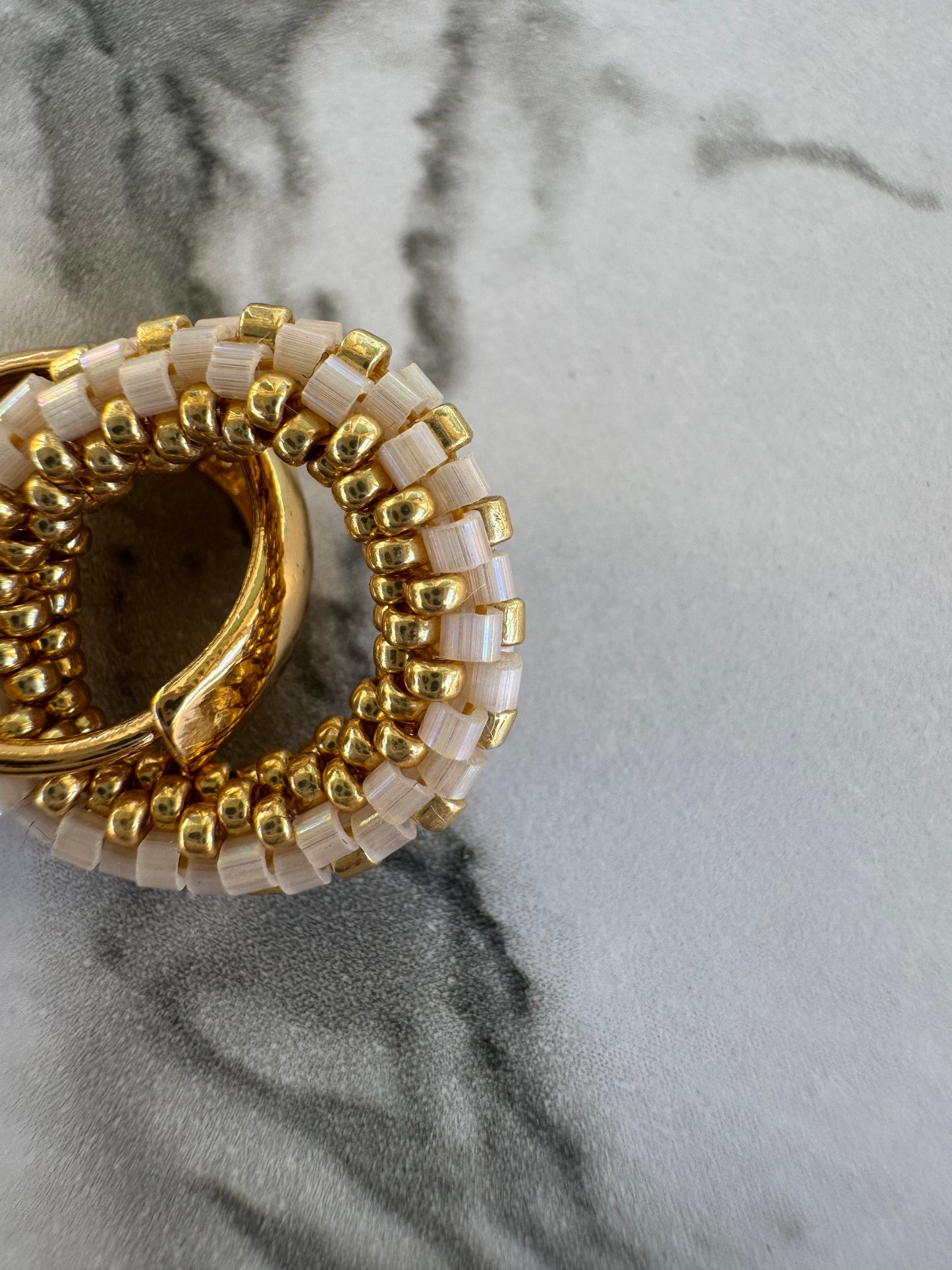 Ivory Glow Hoops – Aretes Artesanales Boho Luxury en Dorado y Marfil