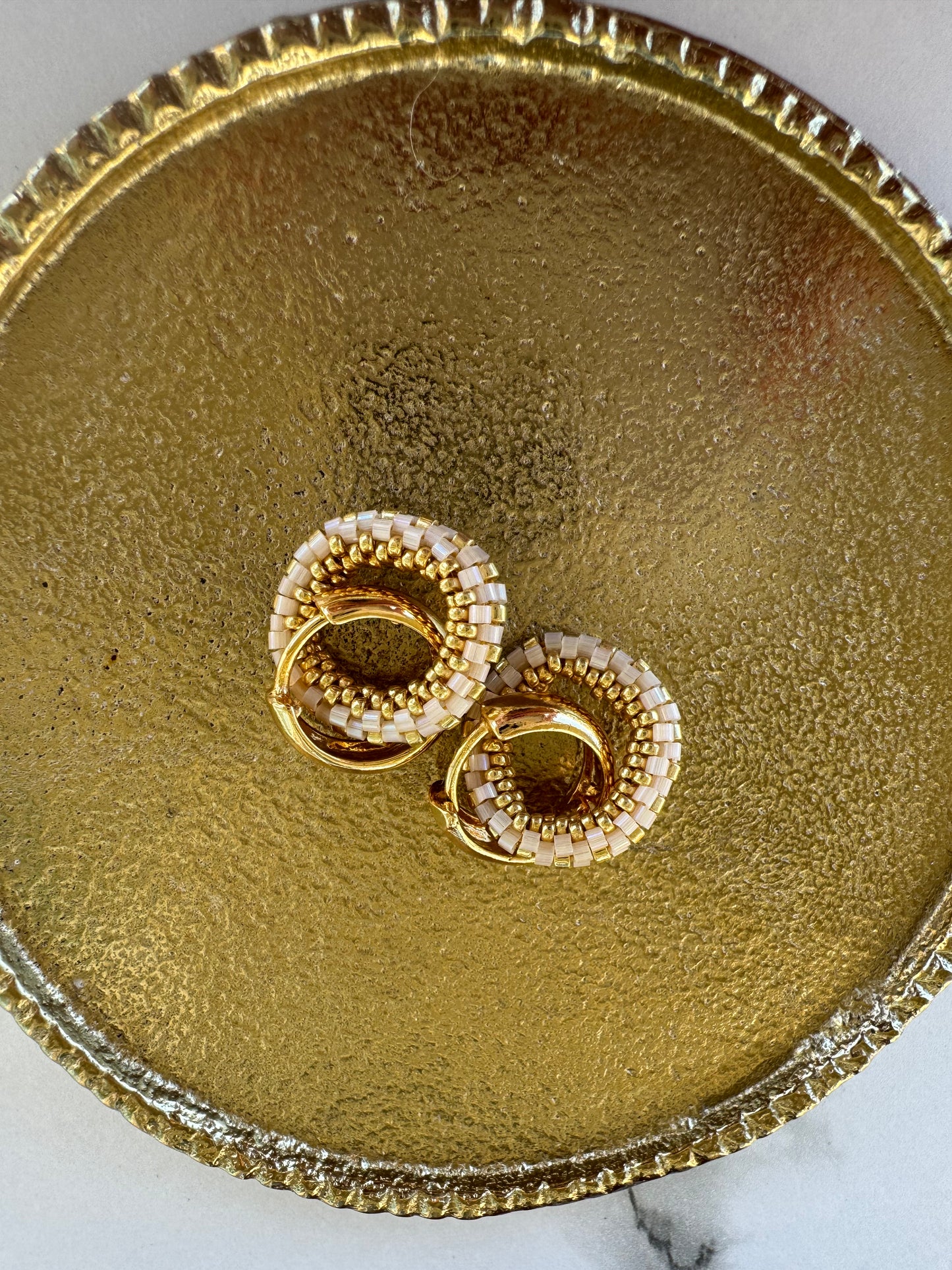 Ivory Glow Hoops – Aretes Artesanales Boho Luxury en Dorado y Marfil